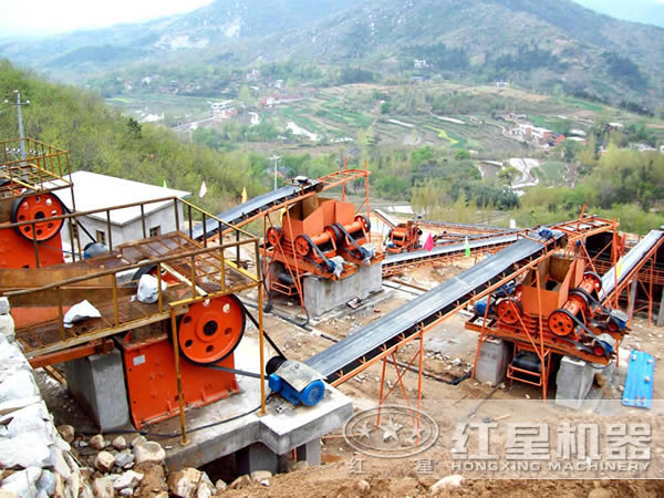 顎式破碎機生產現(xiàn)場