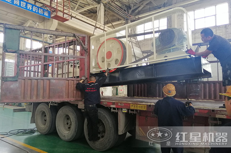 紅星輥式破碎機裝車準備發(fā)往山東地區(qū) 紅星輥式破碎機裝車準備發(fā)往山東地區(qū)