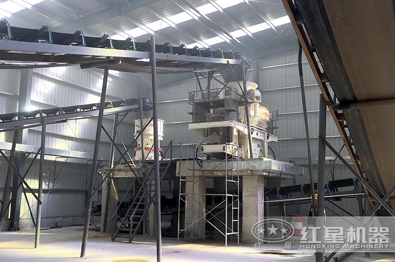 新型制砂機生產(chǎn)現(xiàn)場，節(jié)能環(huán)保